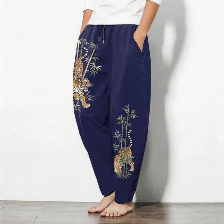 Buddha Stones Pantaloni da uomo affusolati in puro cotone con coulisse e motivo tigre e bambù, con tasche. - image 12