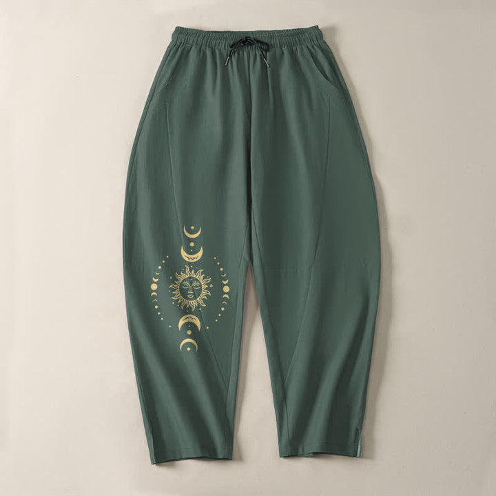 Buddha Stones Pantaloni da uomo affusolati in puro cotone con motivo celeste sole e luna e coulisse, con tasche. - image 2