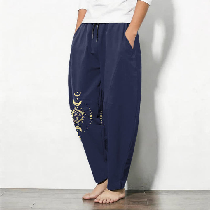 Buddha Stones Pantaloni da uomo affusolati in puro cotone con motivo celeste sole e luna e coulisse, con tasche. - image 8