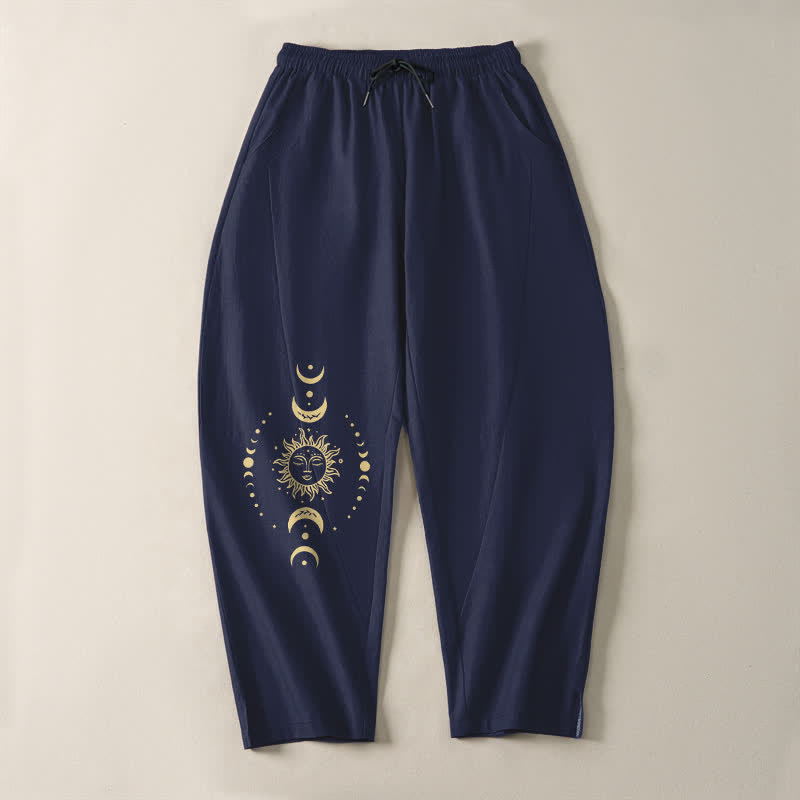 Buddha Stones Pantaloni da uomo affusolati in puro cotone con motivo celeste sole e luna e coulisse, con tasche. - image 9