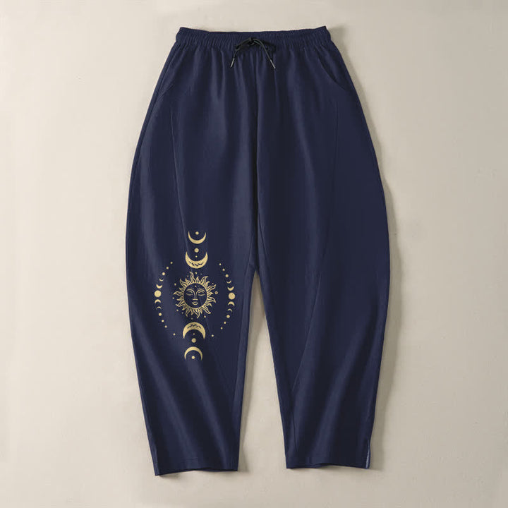 Buddha Stones Pantaloni da uomo affusolati in puro cotone con motivo celeste sole e luna e coulisse, con tasche. - image 9