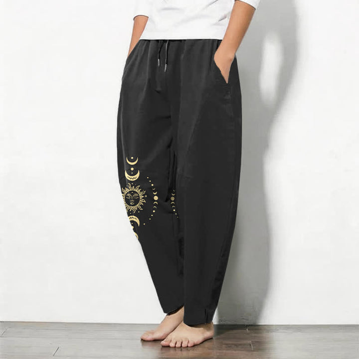 Buddha Stones Pantaloni da uomo affusolati in puro cotone con motivo celeste sole e luna e coulisse, con tasche. - image 12