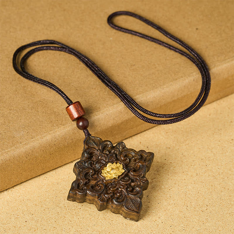 Buddha Stones Collana con ciondolo a forma quadrata intagliato a loto in legno di sappanwood, simbolo dell'illuminazione. - image 1