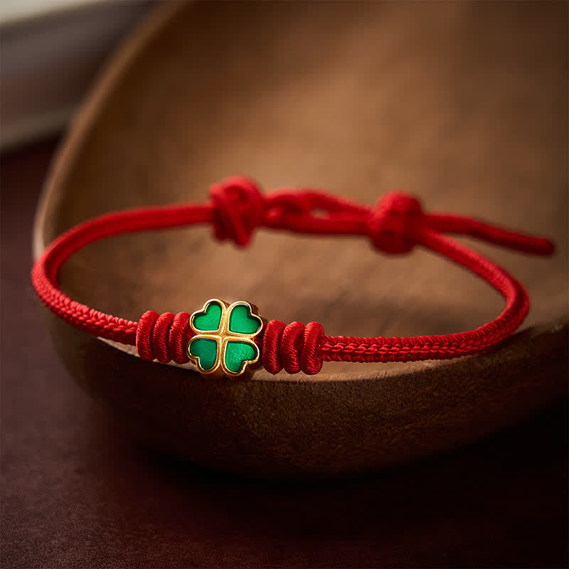 Buddha Stones Braccialetto portafortuna a forma di cuore con corda rossa intrecciata a mano e quadrifoglio verde. - Rosso (Circonferenza del polso: 5,9–6,7 pollici / 15–17 cm) - image 0