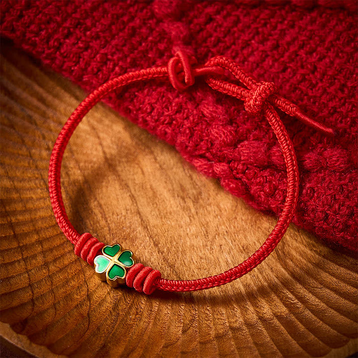 Buddha Stones Braccialetto portafortuna a forma di cuore con corda rossa intrecciata a mano e quadrifoglio verde. - image 2