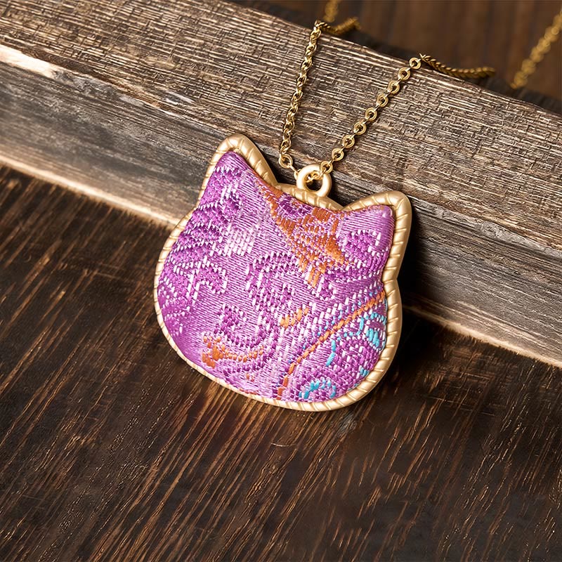 Buddha Stones Collana con ciondolo a forma di testa di gatto in broccato di stile cinese e connessione armonica in rame - Rosa chiaro (stessa tonalità di colore, fantasia variabile) - image 0