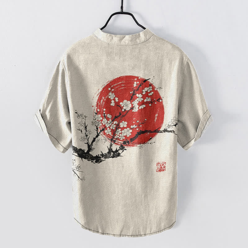 Buddha Stones Camicia da uomo a maniche corte con mezza abbottonatura, stampa a fiori di pruno e sole, in cotone e inchiostro. - image 1
