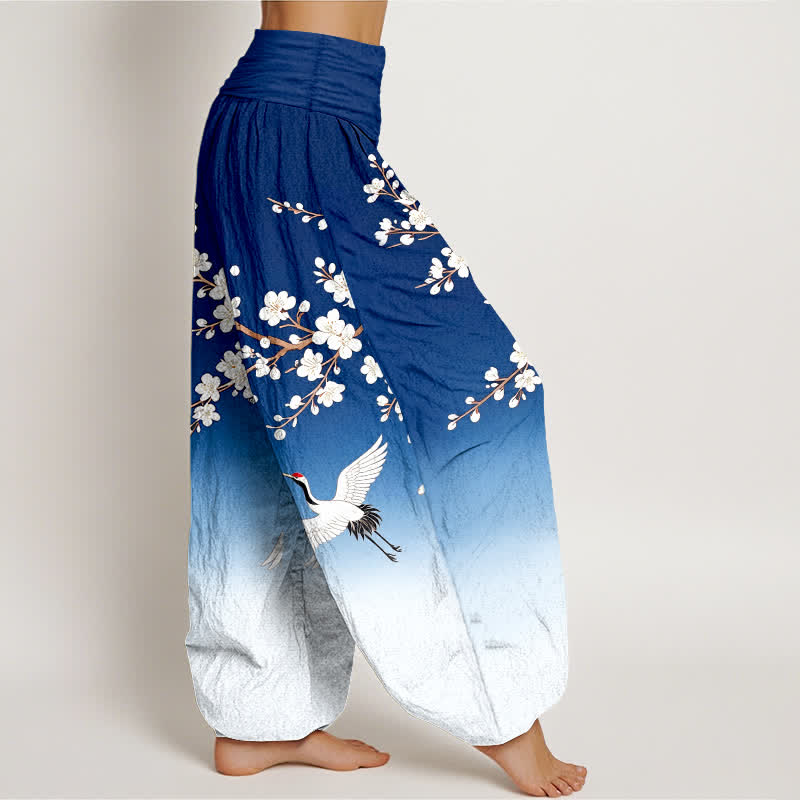Buddha Stones Pantaloni harem da donna in cotone bianco con motivo a fiori di pruno e stampa gru, con elastico in vita. - image 1