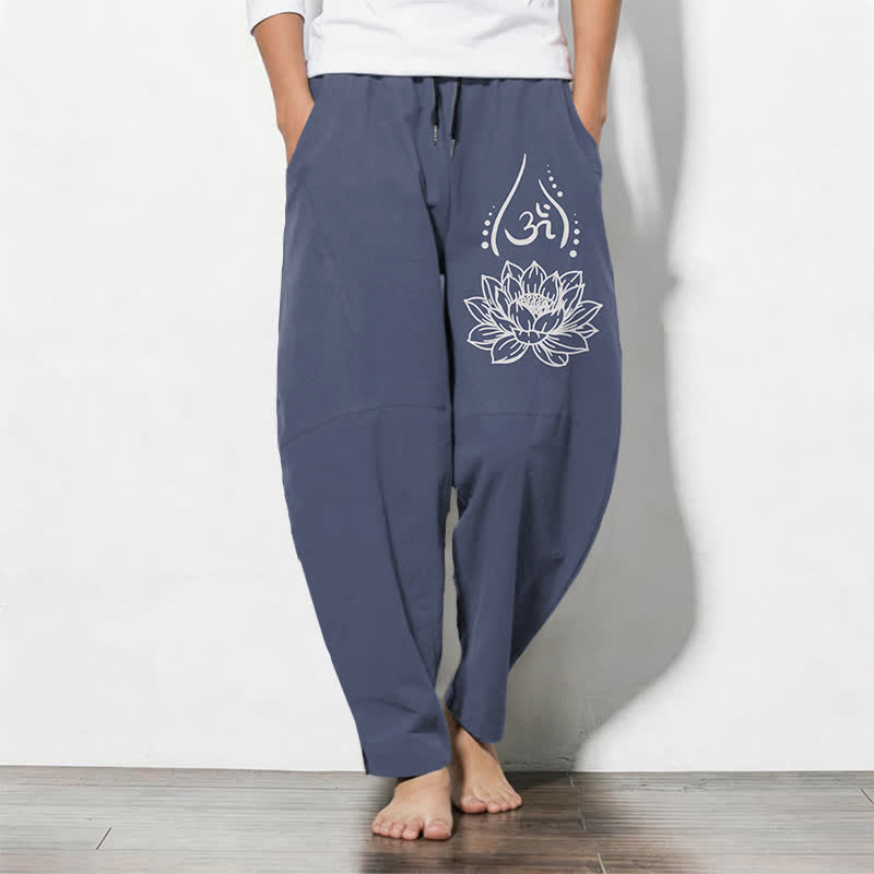 Buddha Stones Pantaloni da uomo affusolati con coulisse e tasche, in puro cotone, con motivo a loto sacro Om e stampa Om. - SteelBlue - US/UK/AU50, EU60 (5XL) - image 0