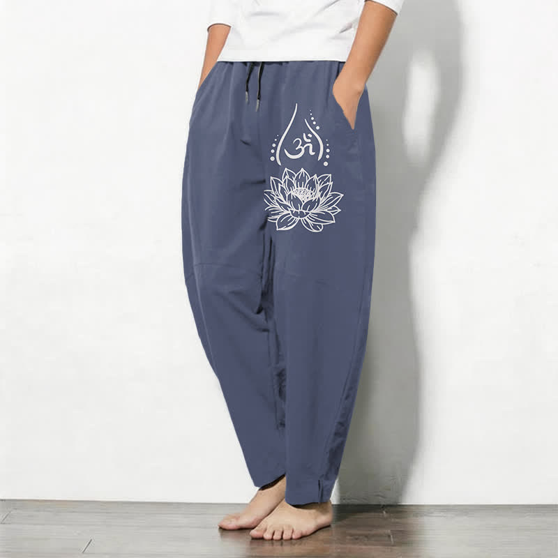 Buddha Stones Pantaloni da uomo affusolati con coulisse e tasche, in puro cotone, con motivo a loto sacro Om e stampa Om. - image 1