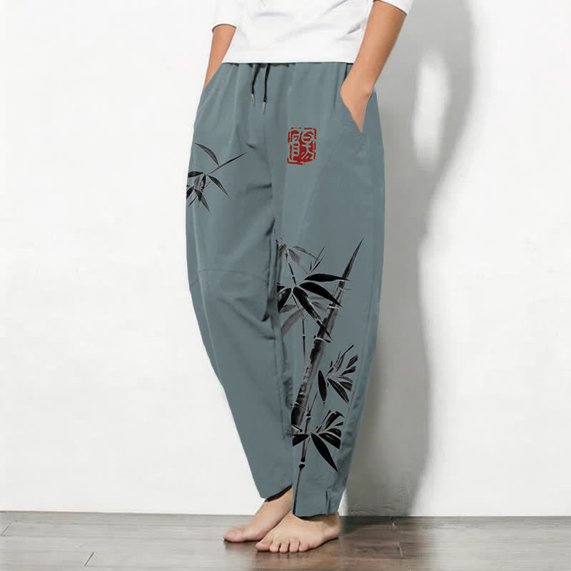 Buddha Stones Pantaloni da uomo affusolati con coulisse e tasche, in puro cotone, con stampa a inchiostro orientale e motivo bambù. - image 1