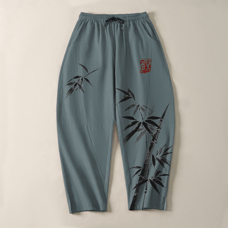 Buddha Stones Pantaloni da uomo affusolati con coulisse e tasche, in puro cotone, con stampa a inchiostro orientale e motivo bambù. - image 2