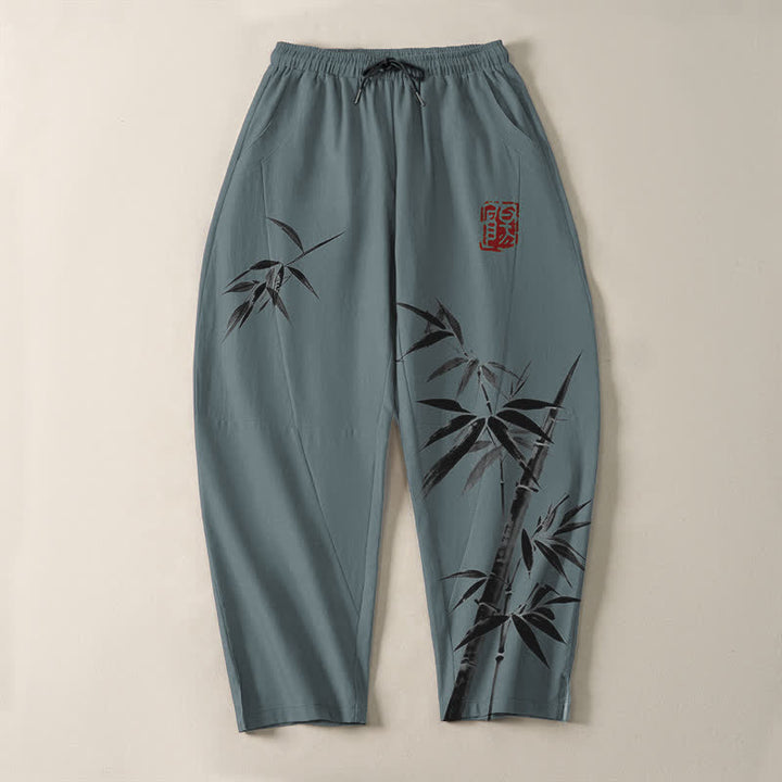 Buddha Stones Pantaloni da uomo affusolati con coulisse e tasche, in puro cotone, con stampa a inchiostro orientale e motivo bambù. - image 2