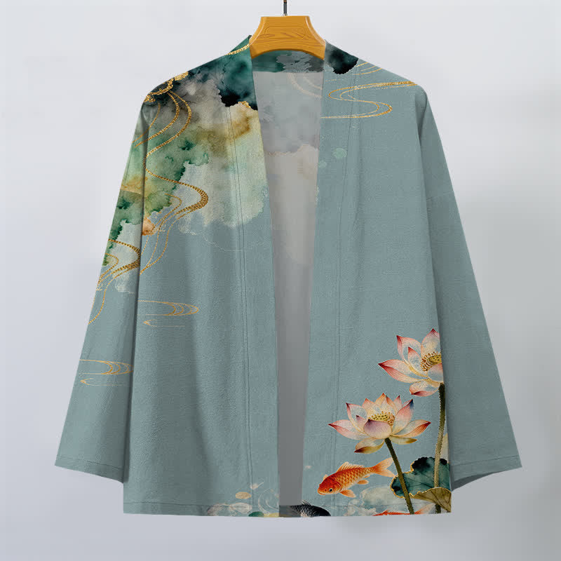 Buddha Stones Kimono da uomo in cotone con stampa a nuvole e motivo a inchiostro di loto e carpa koi, aperto sul davanti. - image 1