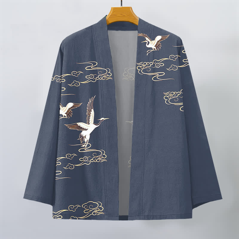 Buddha Stones Kimono da uomo in cotone bianco con motivo gru e nuvole dorate, aperto sul davanti. - image 1