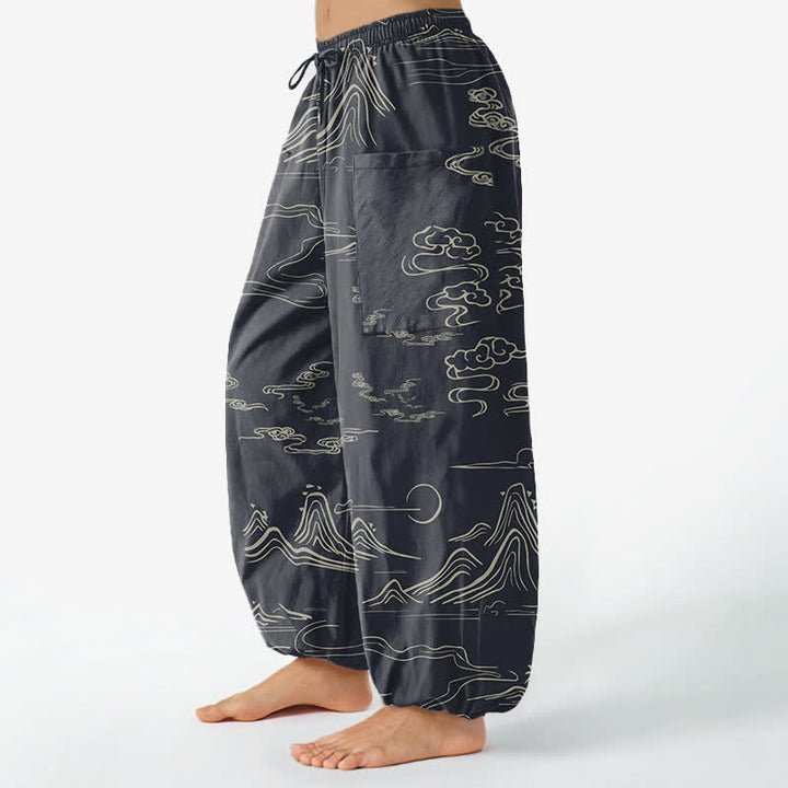 Buddha Stones Pantaloni harem da donna in cotone con motivo montagne e nuvole orientali, vita elasticizzata e tasche laterali. - image 1