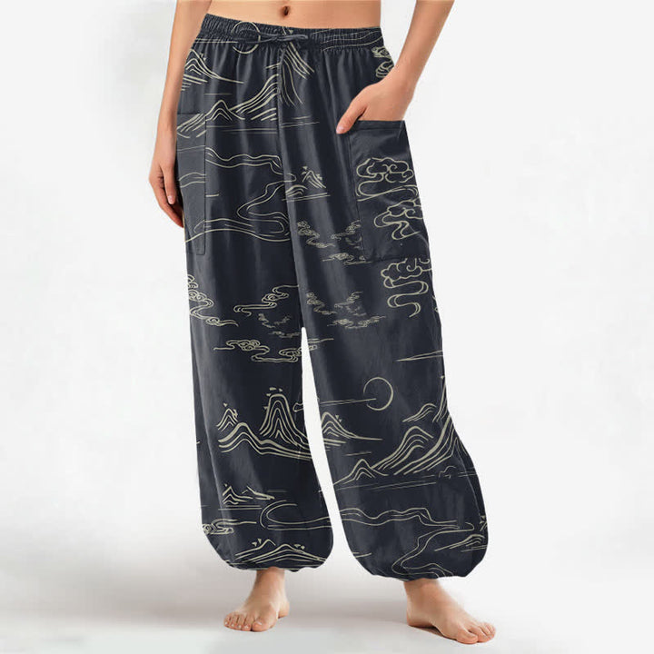 Buddha Stones Pantaloni harem da donna in cotone con motivo montagne e nuvole orientali, vita elasticizzata e tasche laterali. - Nero - US16, UK/AU20, EU48 (3XL) - image 0