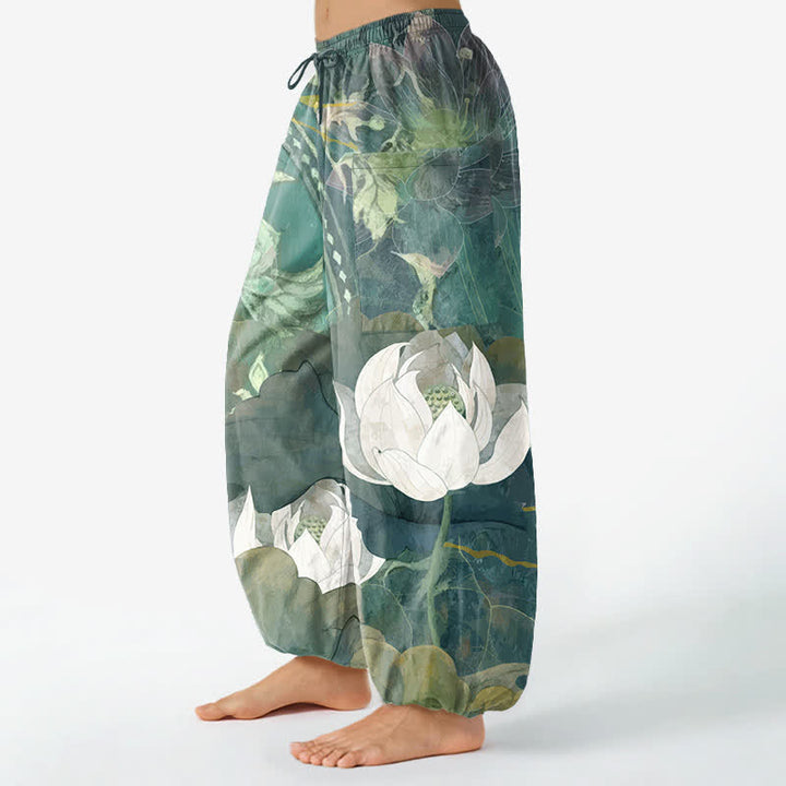 Buddha Stones Pantaloni harem da donna in cotone bianco con motivo a foglie di loto, elastico in vita e tasche laterali. - image 1
