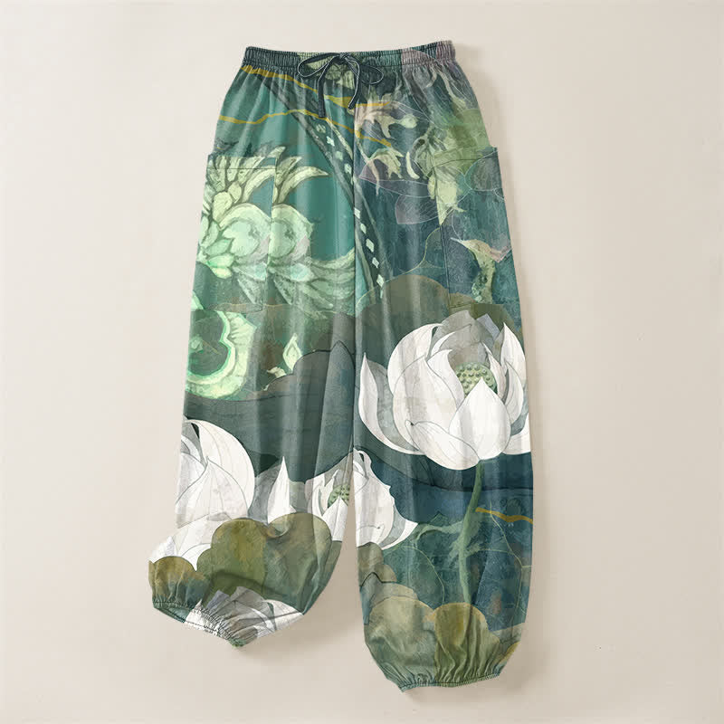 Buddha Stones Pantaloni harem da donna in cotone bianco con motivo a foglie di loto, elastico in vita e tasche laterali. - image 3