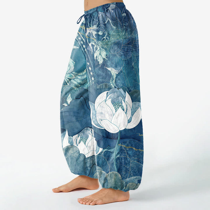 Buddha Stones Pantaloni harem da donna in cotone bianco con motivo a foglie di loto, elastico in vita e tasche laterali. - image 8