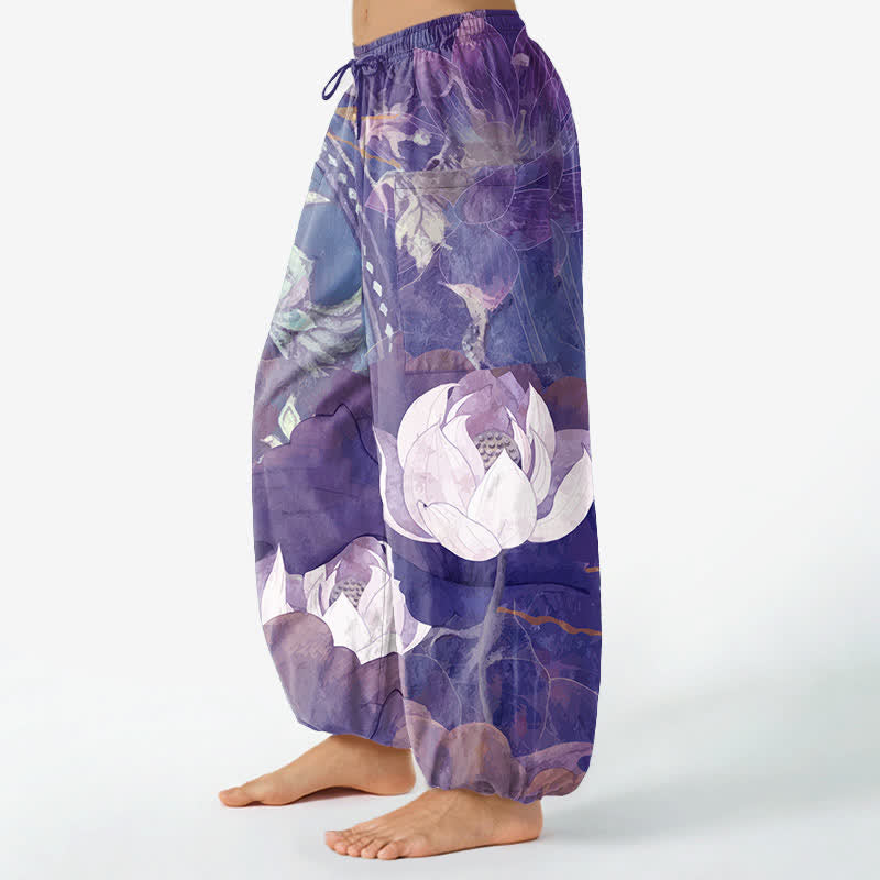 Buddha Stones Pantaloni harem da donna in cotone bianco con motivo a foglie di loto, elastico in vita e tasche laterali. - image 11