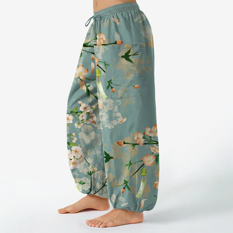 Buddha Stones Pantaloni harem da donna in cotone con elastico in vita e motivo di fiori di pesco e uccelli in volo, con tasche laterali. - image 1