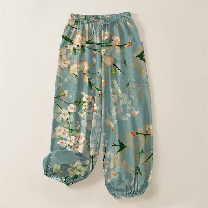 Buddha Stones Pantaloni harem da donna in cotone con elastico in vita e motivo di fiori di pesco e uccelli in volo, con tasche laterali. - image 3