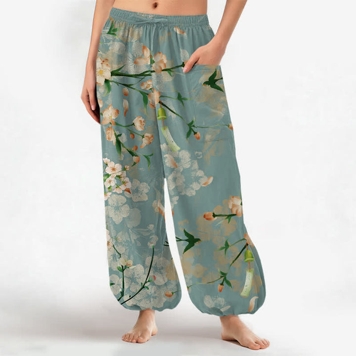 Buddha Stones Pantaloni harem da donna in cotone con elastico in vita e motivo di fiori di pesco e uccelli in volo, con tasche laterali. - Cadetto Blu - US16, UK/AU20, EU48 (3XL) - image 0