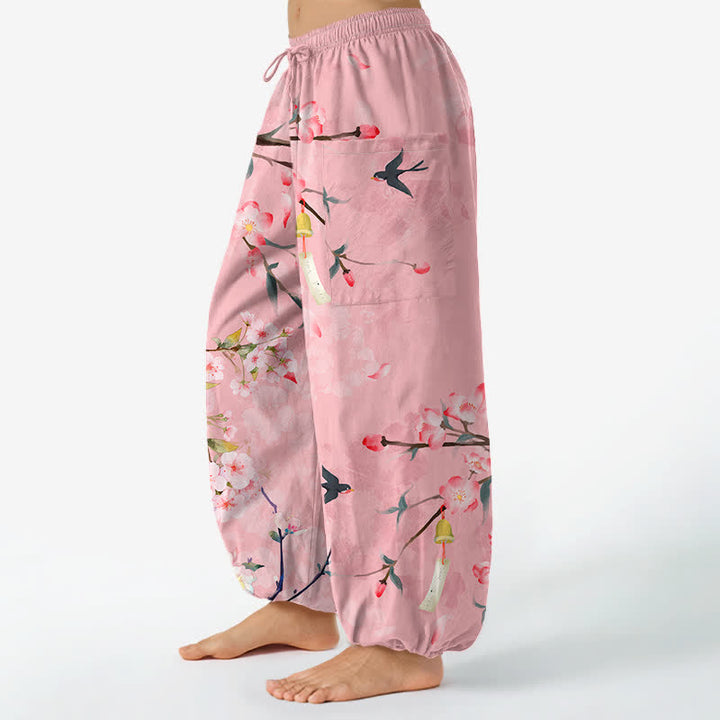 Buddha Stones Pantaloni harem da donna in cotone con elastico in vita e motivo di fiori di pesco e uccelli in volo, con tasche laterali. - image 8