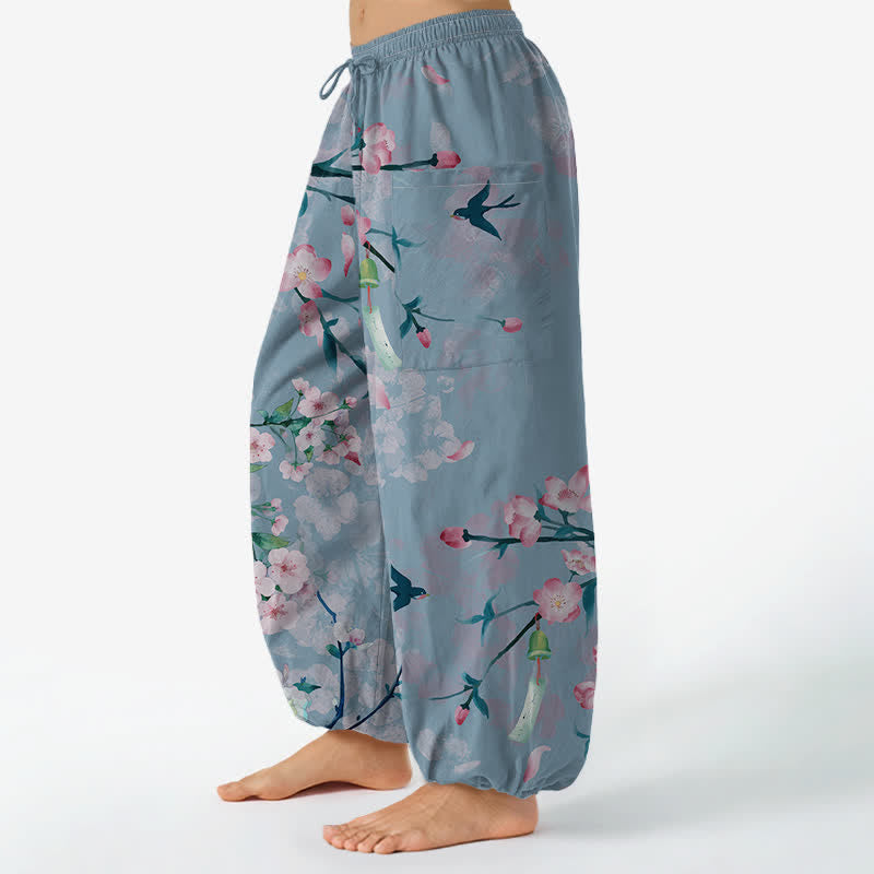 Buddha Stones Pantaloni harem da donna in cotone con elastico in vita e motivo di fiori di pesco e uccelli in volo, con tasche laterali. - image 11