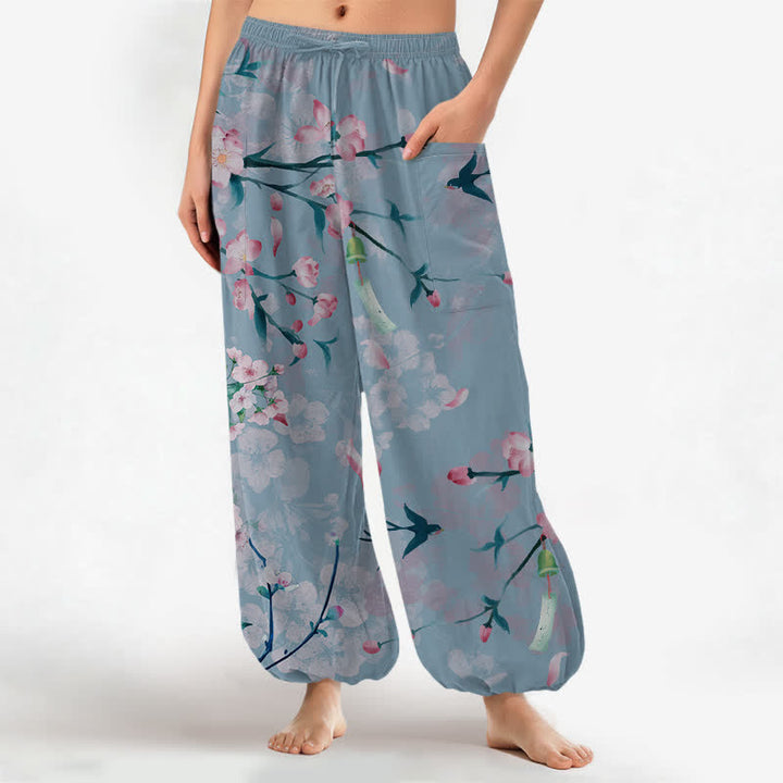 Buddha Stones Pantaloni harem da donna in cotone con elastico in vita e motivo di fiori di pesco e uccelli in volo, con tasche laterali. - Blu acciaio chiaro - US16, UK/AU20, EU48 (3XL) - image 10