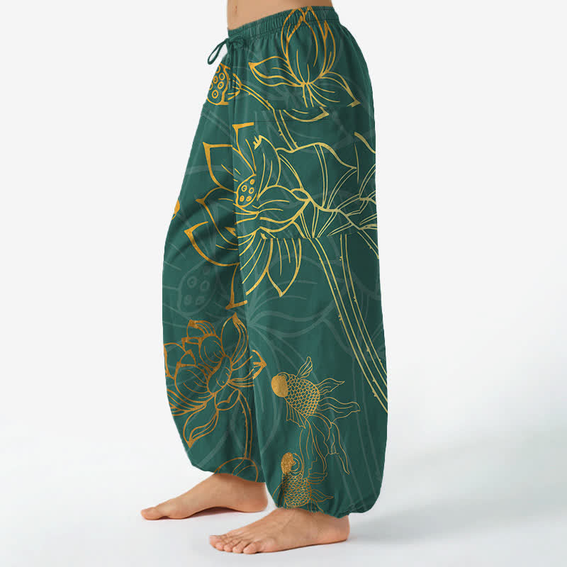 Buddha Stones Pantaloni harem da donna in cotone con elastico in vita e motivo a loto dorato e carpe koi, con tasche laterali. - image 1
