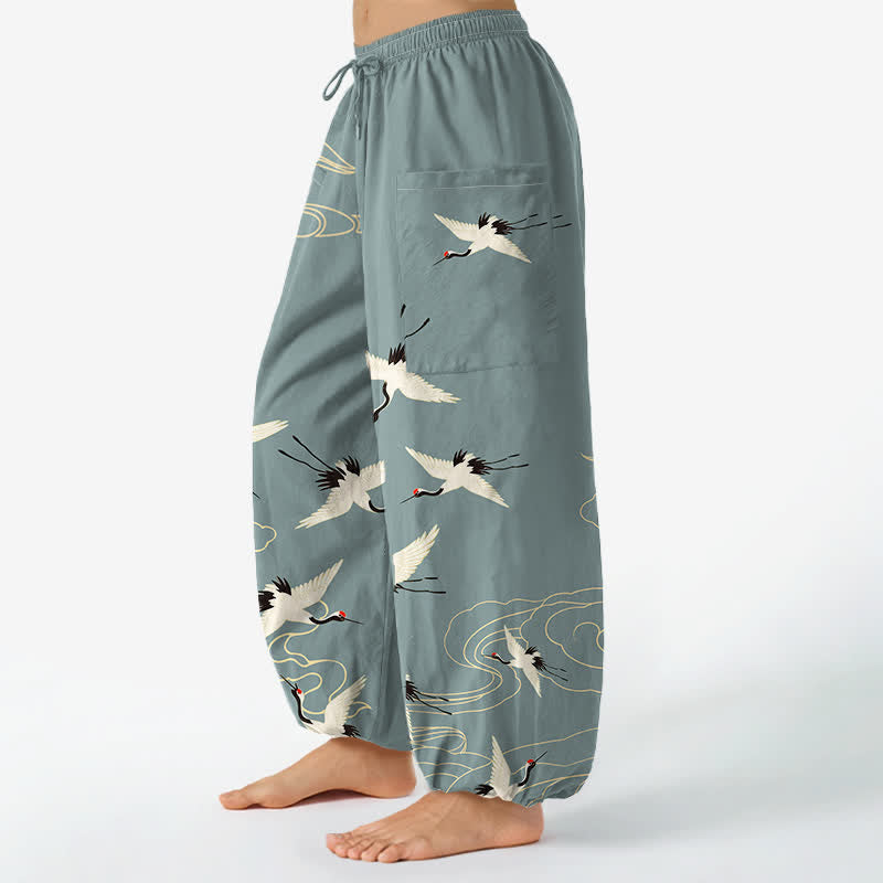 Buddha Stones Pantaloni harem da donna in cotone con elastico in vita e tasche laterali, fantasia orientale bianca con gru e nuvole. - image 1
