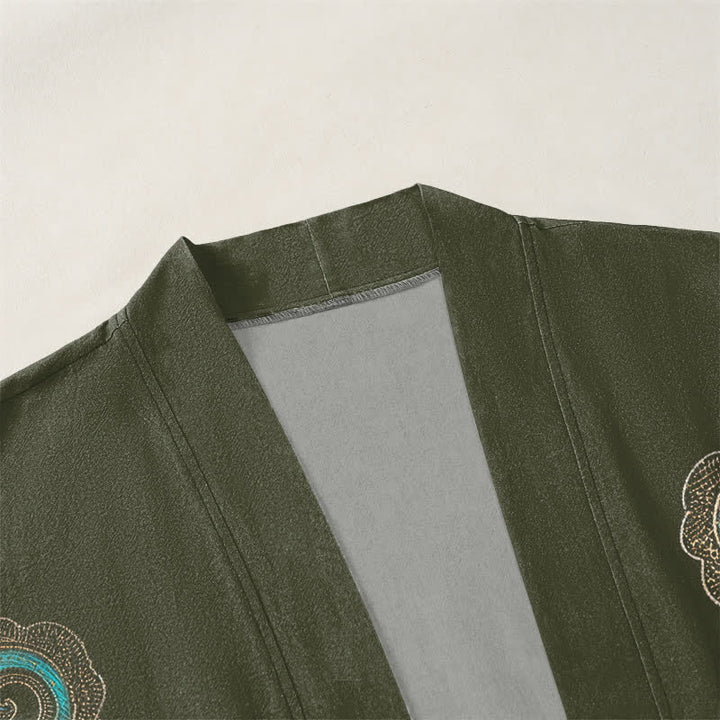 Buddha Stones Kimono da uomo in cotone con motivo gru dorata e nuvole marine, aperto sul davanti. - image 3