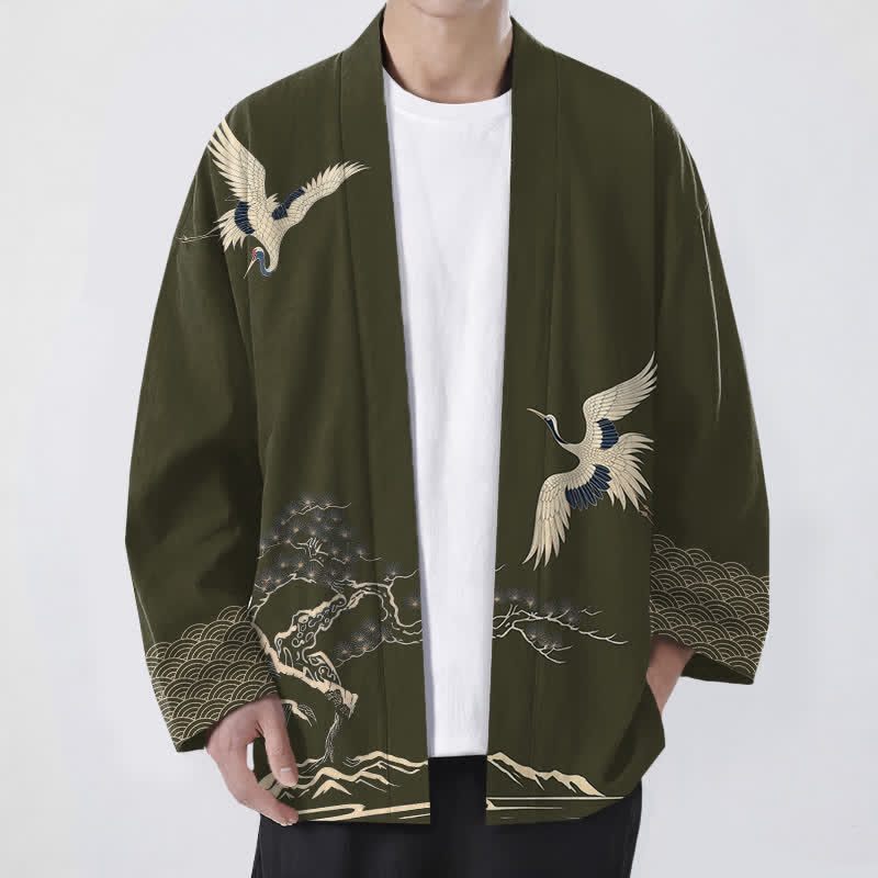 Buddha Stones Kimono da uomo in cotone con motivo paesaggio di pini e gru, aperto sul davanti. - Verde oliva scuro - US/UK/AU48, EU58 (4XL) - image 0