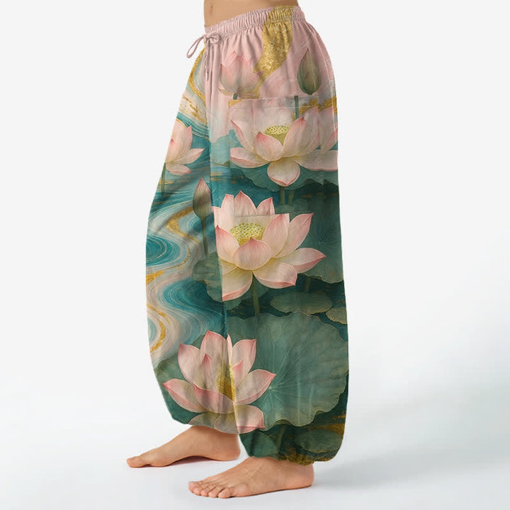 Buddha Stones Pantaloni harem da donna in cotone con stampa effetto loto e lavaggio a inchiostro, con elastico in vita e tasche laterali. - image 1