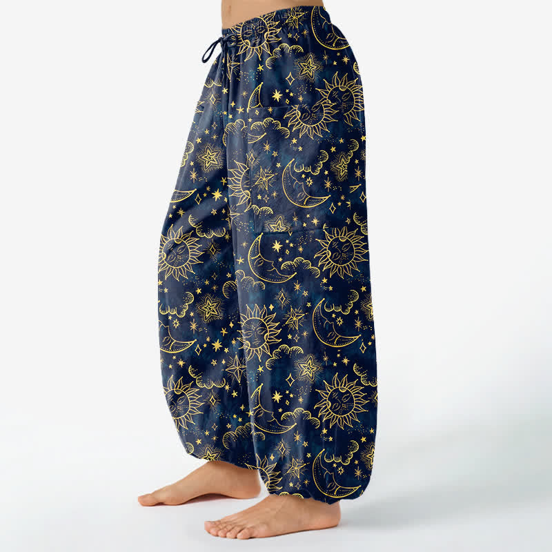Buddha Stones Pantaloni harem da donna in cotone con elastico in vita e tasche laterali, fantasia celeste sole luna stelle. - image 1