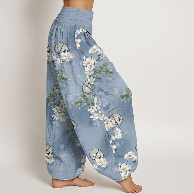 Buddha Stones Pantaloni harem da donna con elastico in vita e fantasia a foglie di fiori bianchi, modello Cotton Fans. - image 1
