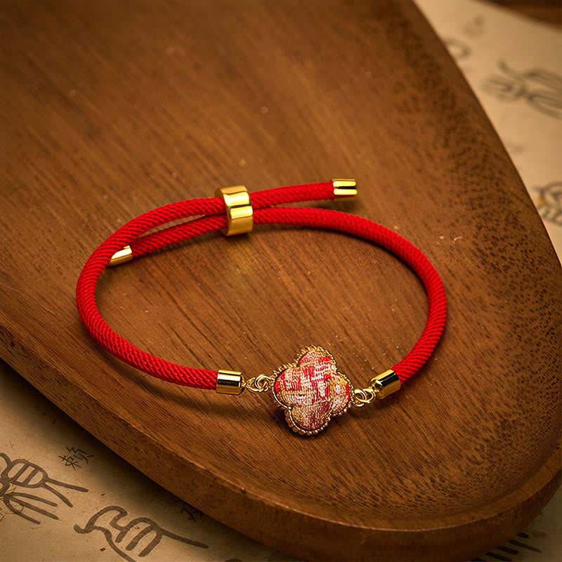Buddha Stones Braccialetto portafortuna con quadrifoglio in broccato Red String Song. - image 1