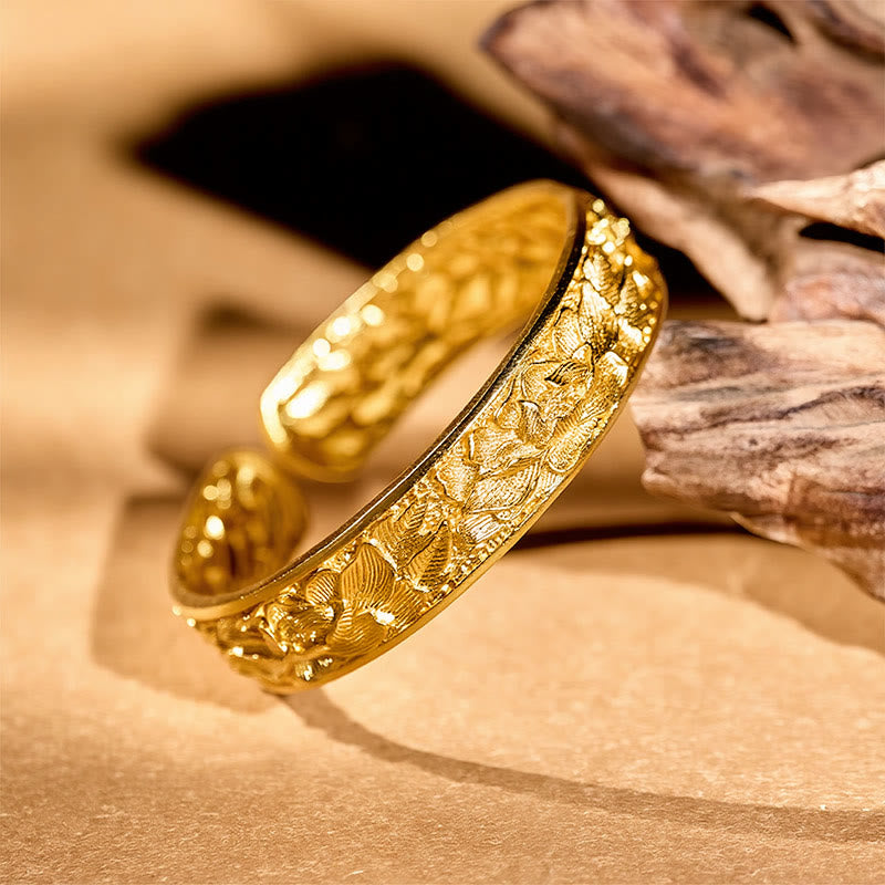 Buddha Stones Bracciale aperto in rame placcato oro con peonia incisa. - image 1