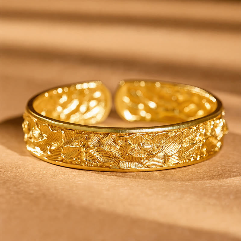 Buddha Stones Bracciale aperto in rame placcato oro con peonia incisa. - image 9
