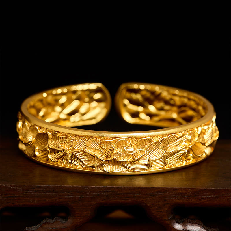Buddha Stones Bracciale aperto in rame placcato oro con peonia incisa. - Circa 56-62 mm - image 0