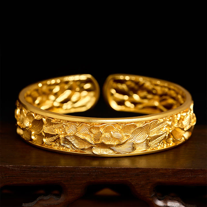 Buddha Stones Bracciale aperto in rame placcato oro con peonia incisa. - Circa 56-62 mm - image 0
