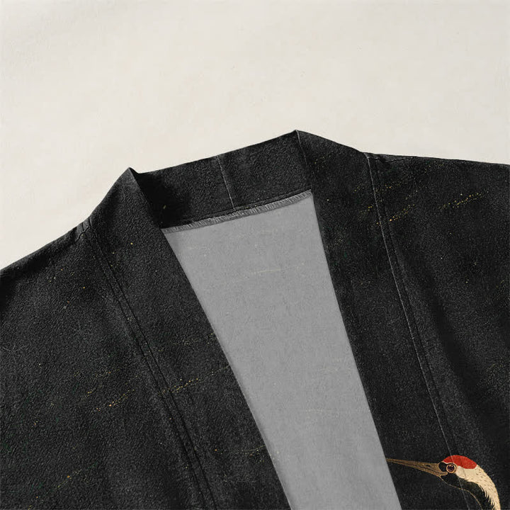 Buddha Stones Kimono da uomo in cotone con motivo a onde dorate e stampa gru, aperto sul davanti. - image 3