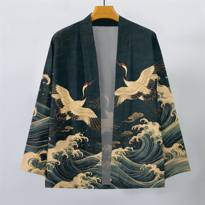 Buddha Stones Kimono da uomo in cotone con motivo a onde dorate e stampa gru, aperto sul davanti. - image 7