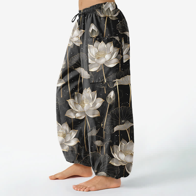 Buddha Stones Pantaloni harem da donna in cotone con motivo floreale orientale a loto, vita elasticizzata e tasche laterali. - image 1