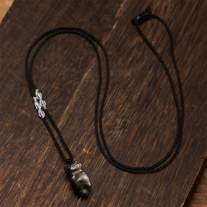 Buddha Stones Collana con ciondolo a forma di gatto in ossidiana con riflessi argentati e cordino intrecciato per un radicamento a terra. - image 1