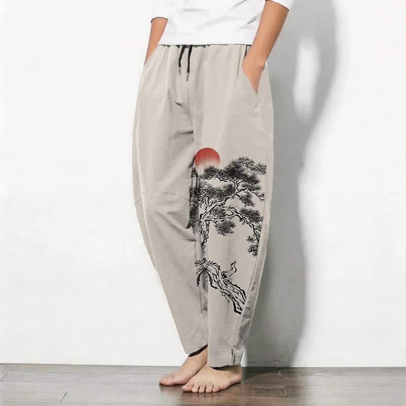 Buddha Stones Pantaloni da uomo affusolati con coulisse e tasche, in puro cotone, con motivo a pini e sole rossi. - image 1