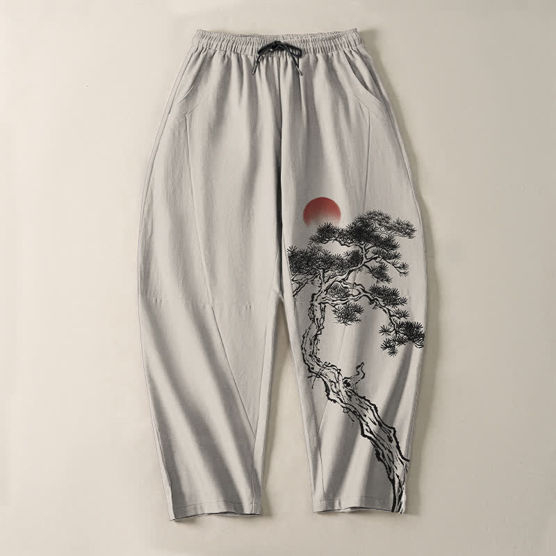 Buddha Stones Pantaloni da uomo affusolati con coulisse e tasche, in puro cotone, con motivo a pini e sole rossi. - image 2