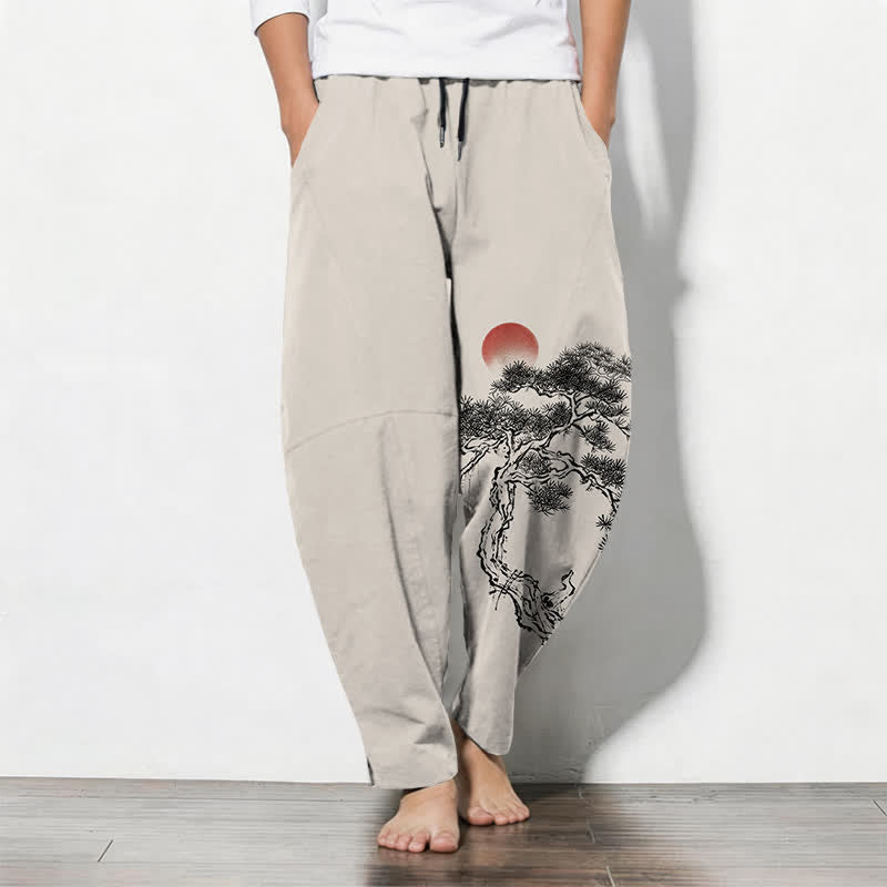 Buddha Stones Pantaloni da uomo affusolati con coulisse e tasche, in puro cotone, con motivo a pini e sole rossi. - Biancheria - US/UK/AU50, EU60 (5XL) - image 0